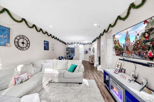 4 Kless Ct, Middletown, NY, 10940-2976 | Card Image