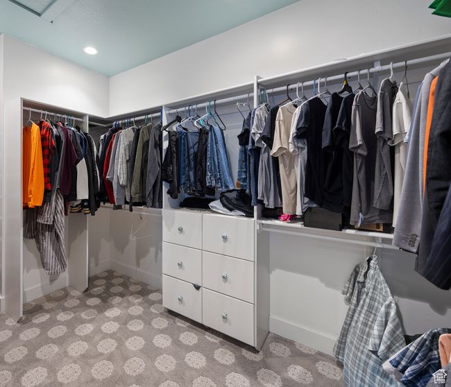 Spacious closet with carpet floors | Image 40