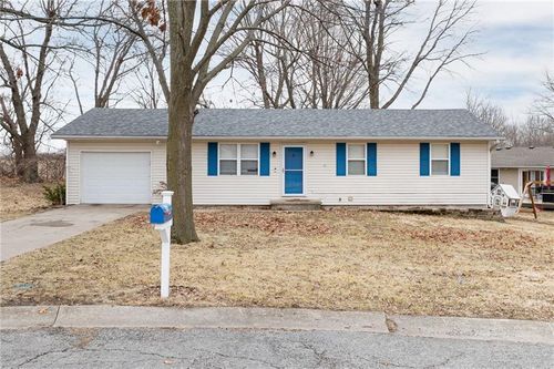 702 E Maple Pl, Savannah, MO, 64485-2058 | Card Image