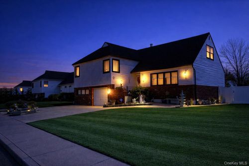 13 Noon Pl, Freeport, NY, 11520-5311 | Card Image