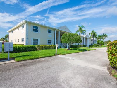 209 - 209 N Grove Isle Circle, Home with 2 bedrooms, 2 bathrooms and null parking in Vero Beach FL | Image 1