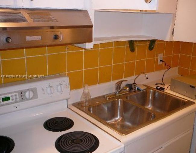 210 - 215 Sw 10 Th St, House other with 3 bedrooms, 2 bathrooms and null parking in Fort Lauderdale FL | Image 5