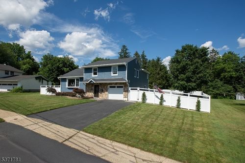 12 Honeyman Dr, Succasunna, NJ, 07876-1117 | Card Image