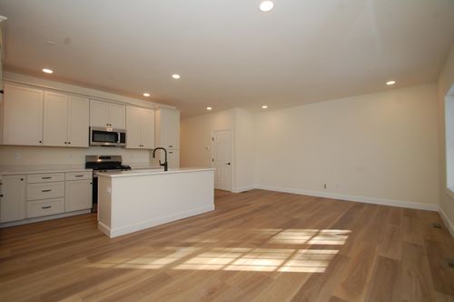 3B Dearborn St, Manchester, NH, 03103-3614 | Card Image