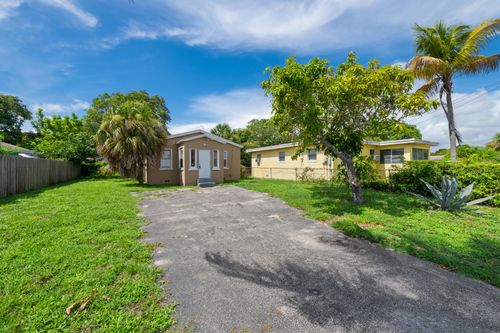 649 W 10th St, Riviera Beach, FL, 33404-7329 | Card Image