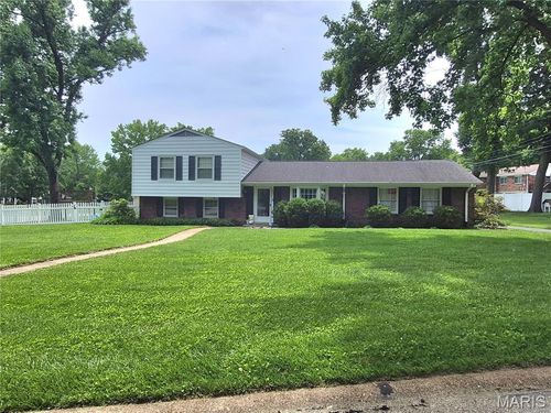 952 Bridgeport Dr, Ballwin, MO, 63011-2321 | Card Image
