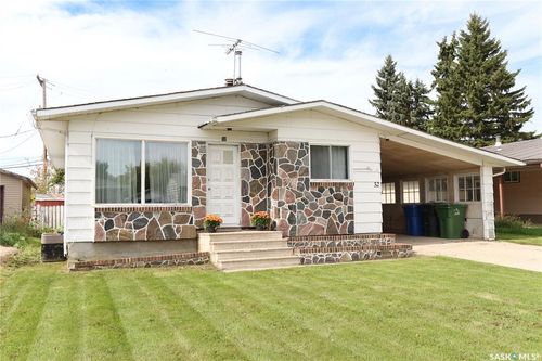32 Clarke Avenue, House with 5 bedrooms, 2 bathrooms and 3 parking in Yorkton SK | Card Image
