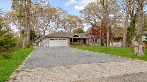 257 Southlawn Ave, Central Islip, NY, 11722-3406 | Card Image