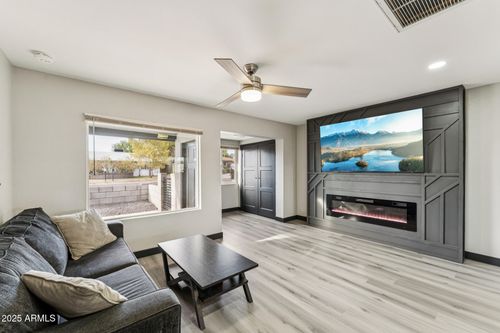 1305 E Winter Dr, Phoenix, AZ, 85020-4215 | Card Image