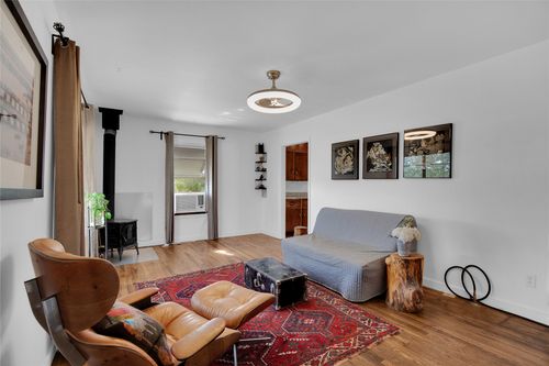 1607 E 4th St, Taylor, TX, 76574 | Card Image