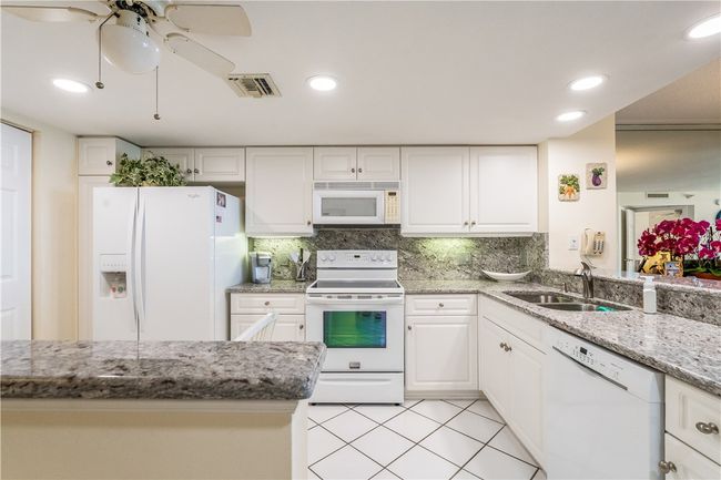 APT-9-5 - 5051 N Highway A1a, House attached with 2 bedrooms, 2 bathrooms and null parking in Hutchinson Island FL | Image 10