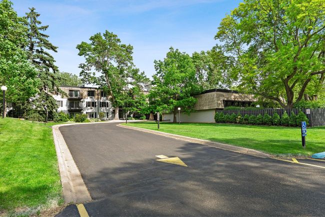 Circle driveway around pool house | Image 37