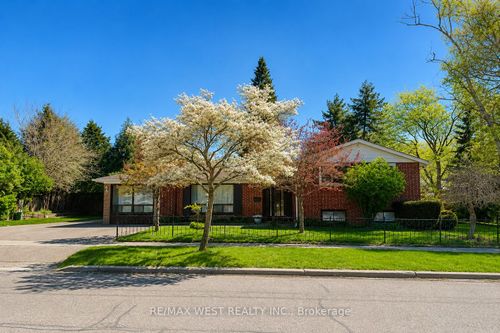 2 Lisburn Cres, North York, ON, M2J2Z5 | Card Image
