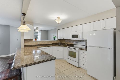 230-4658 Drummond Rd, Niagara Falls, ON, L2E7E1 | Card Image