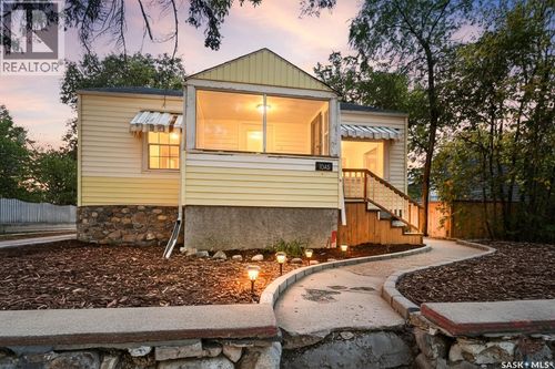 1045 4th Ave Nw, Moose Jaw, SK, S6H3X2 | Card Image