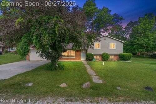 8320 Hillpoint Dr, Brighton, MI, 48116-5117 | Card Image
