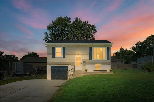 18100 E Shoshone Dr, Independence, MO, 64058-1143 | Card Image