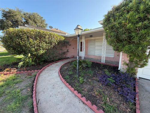 2015 51st St, Galveston, TX, 77551-5232 | Card Image