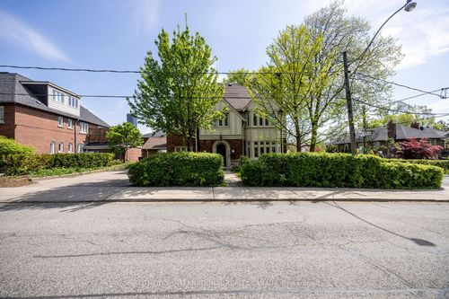 upper-131 Highbourne Rd, Toronto, ON, M5P2J8 | Card Image