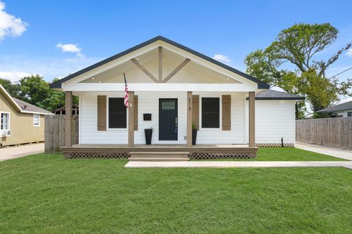 215 E Bernard St, Clute, TX, 77531-4608 | Card Image