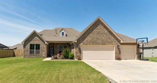 182 N Phillips St, Skiatook, OK, 74070-3710 | Card Image