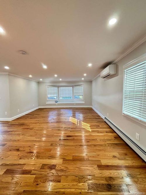 70 Appletree Ln, Roslyn Heights, NY, 11577-2400 | Card Image