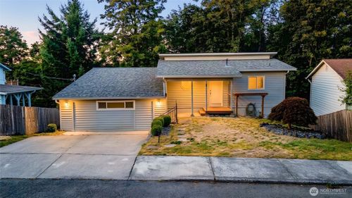 15704 121st Ave Se, Renton, WA, 98058-4635 | Card Image