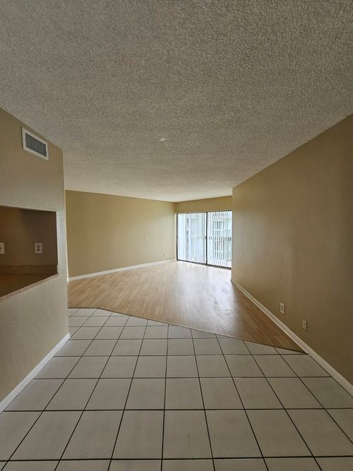 apt-302-1820 N Congress Ave, West Palm Beach, FL, 33401-1677 | Card Image