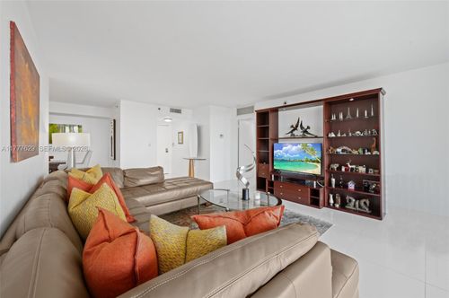 apt-805-2000 Towerside Ter, Miami, FL, 33138-2224 | Card Image