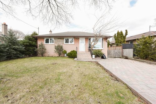34 Paragon Rd, Etobicoke, ON, M9R1J8 | Card Image