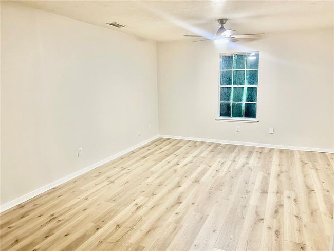 Large primary bedroom | Image 22