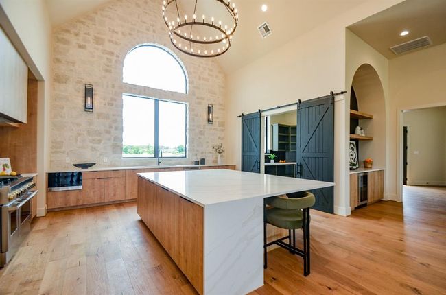 Kitchen.. barn doors to pantry. | Image 29