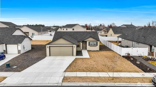 4226 W Wood Ct, Moses Lake, WA, 98837-9273 | Card Image