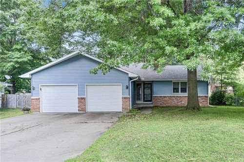 207 S Broadmoor St, Louisburg, KS, 66053-4020 | Card Image