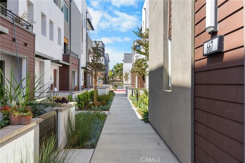 669 S Lyon St, Santa Ana, CA, 92701-6301 | Card Image