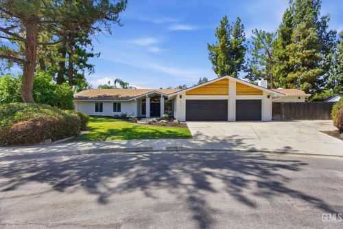 820 Ferdinand Ct, Bakersfield, CA, 93309-2733 | Card Image