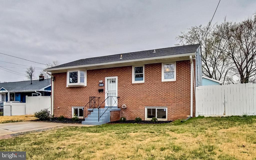 Residential in COLLEGE PARK 3