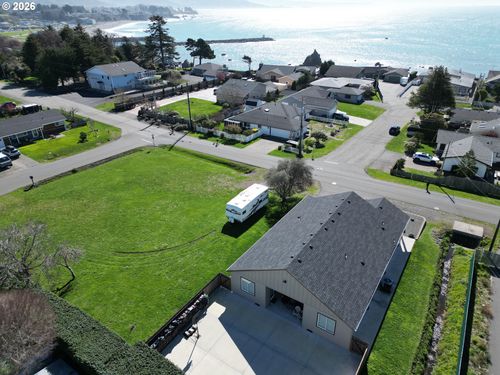 418 Memory Ln, Brookings, OR, 97415-9668 | Card Image