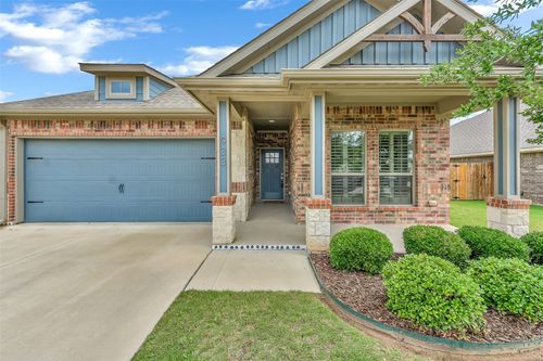 933 E 5th St, Springtown, TX, 76082-2336 | Card Image