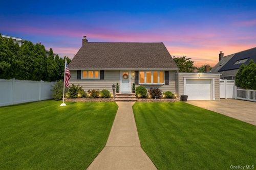 3 Laurie Drive, Oyster Bay, NY, 11735 | Card Image