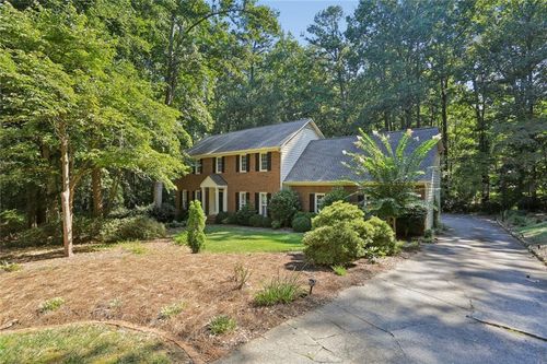1090 Applecross Dr, Roswell, GA, 30075-1052 | Card Image