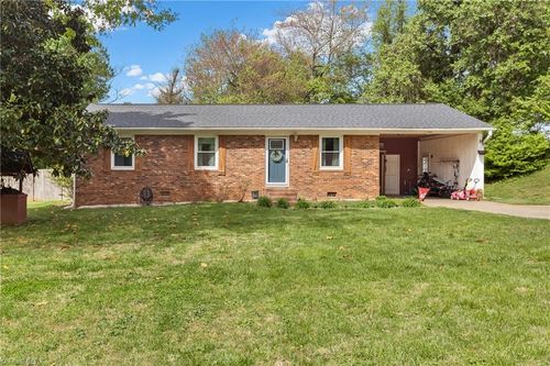 104 Weslo Dr, Kernersville, NC, 27284-2152 | Card Image