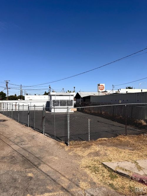 520 Kern St, Bakersfield, CA, 93305 | Card Image
