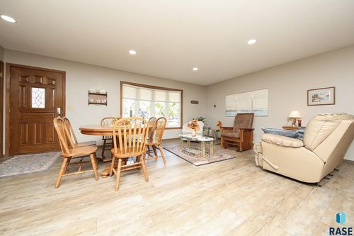 1601 E Sylvan Cir Circle, Brandon, SD, 57005 | Card Image