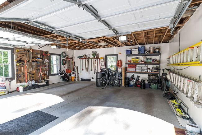 immaculate 2 stall garage | Image 49