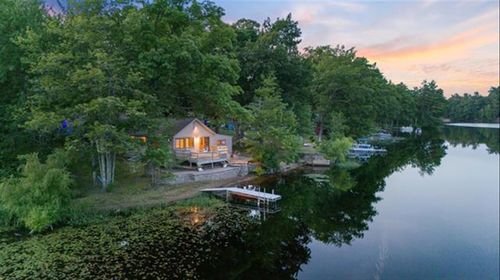 42 N Shore Rd, Sandown, NH, 03873-2437 | Card Image