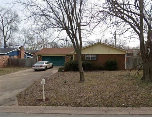 413 Rodric Cir, Siloam Springs, AR, 72761-2516 | Card Image