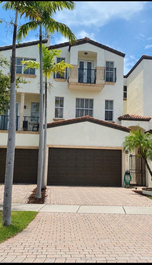 1421 Ne 26th Ave, Fort Lauderdale, FL, 33304-1517 | Card Image