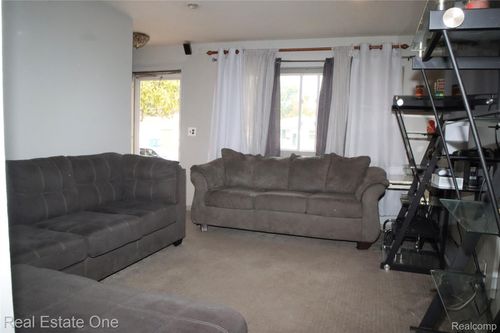 13144 Stamford Ave, Warren, MI, 48089-4582 | Card Image