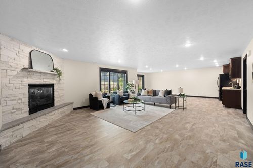 2809 S Maplewood Ave, Sioux Falls, SD, 57110-3311 | Card Image